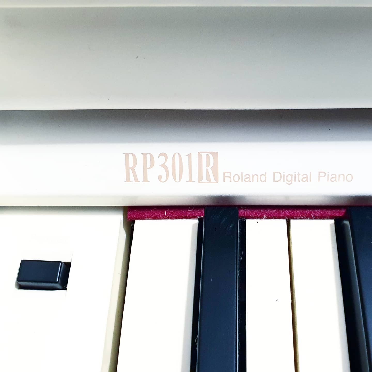 پیانو دیجیتال رولند Roland RP301W (استوک) - Image 3
